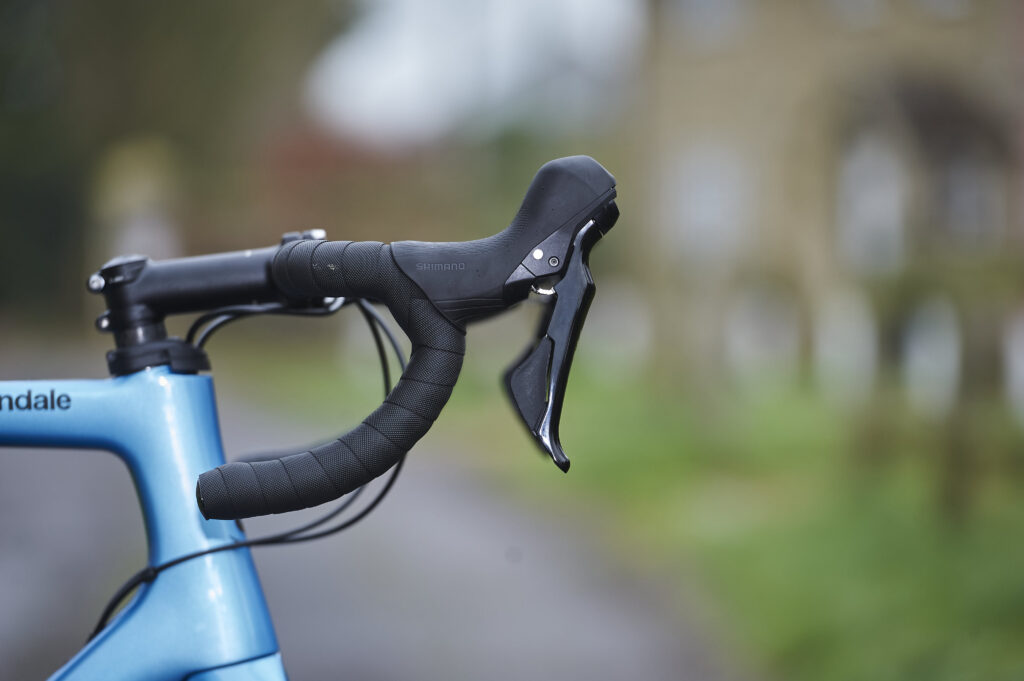 2021 Cannondale SuperSix Evo Carbon Disc 105 – bar and lever.jpg