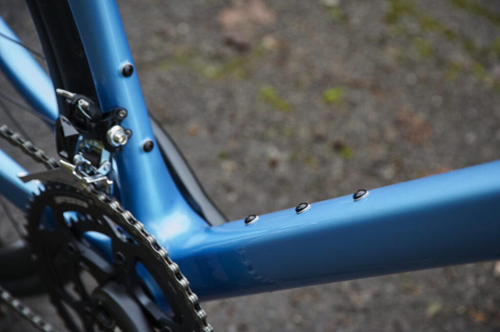 2021 Cannondale SuperSix Evo Carbon Disc 105 – bosses 2.jpg