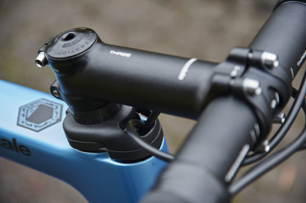 2021 Cannondale SuperSix Evo Carbon Disc 105 – cable routing.jpg