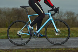 2021 Cannondale SuperSix Evo Carbon Disc 105 - riding 1.jpg