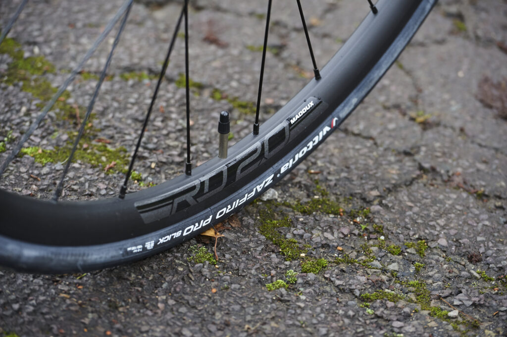 2021 Cannondale SuperSix Evo Carbon Disc 105 – rim and tyre.jpg
