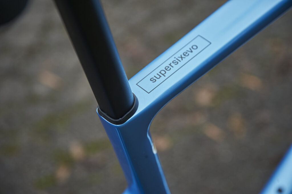 2021 Cannondale SuperSix Evo Carbon Disc 105 – seat post and top tube.jpg