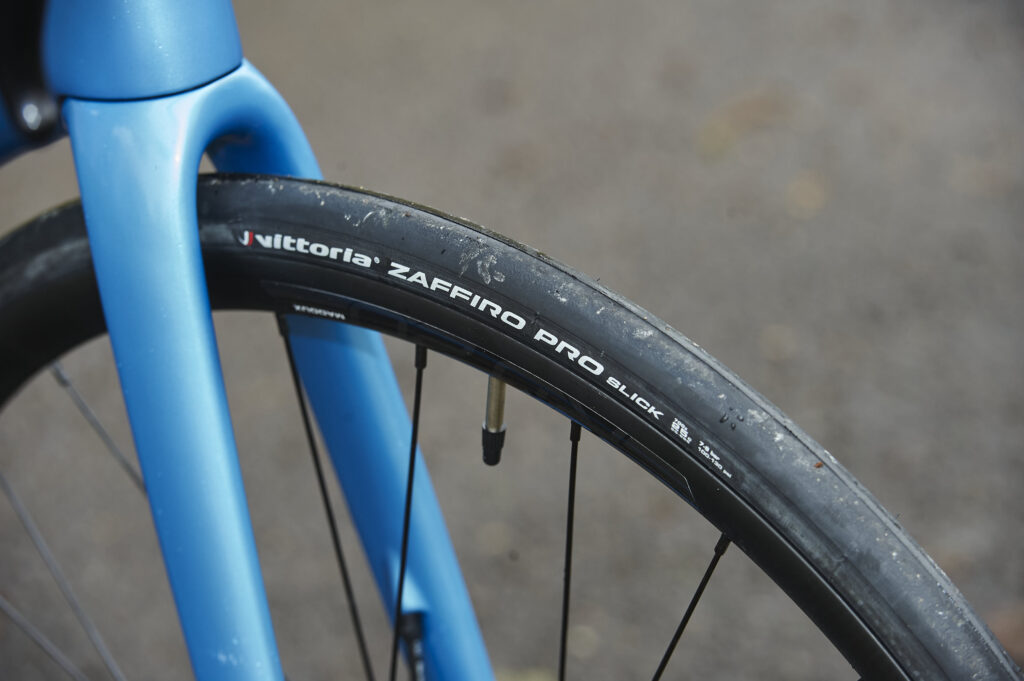 2021 Cannondale SuperSix Evo Carbon Disc 105 – tyre.jpg