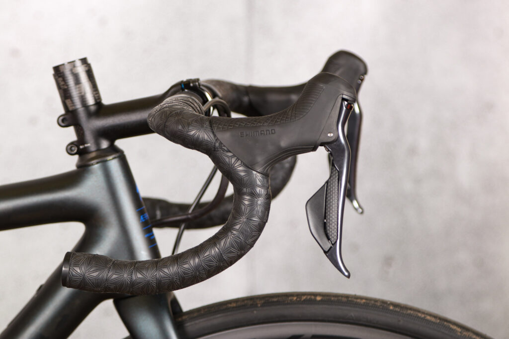 2021 Specialized Aethos Pro Ultegra Di2 – bars and lever.jpg