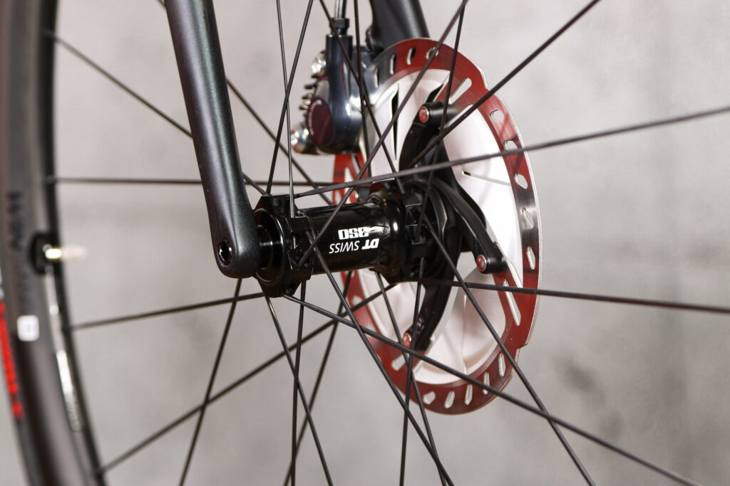 2021 Specialized Aethos Pro Ultegra Di2 – front hub.jpg
