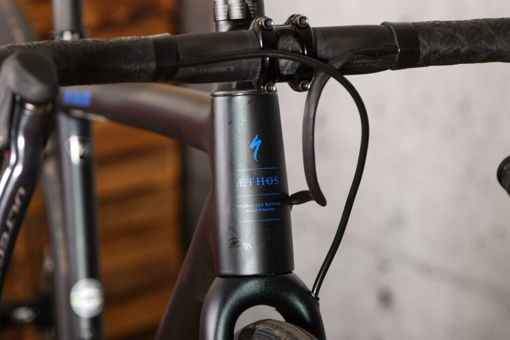 2021 Specialized Aethos Pro Ultegra Di2 – head tube badge.jpg