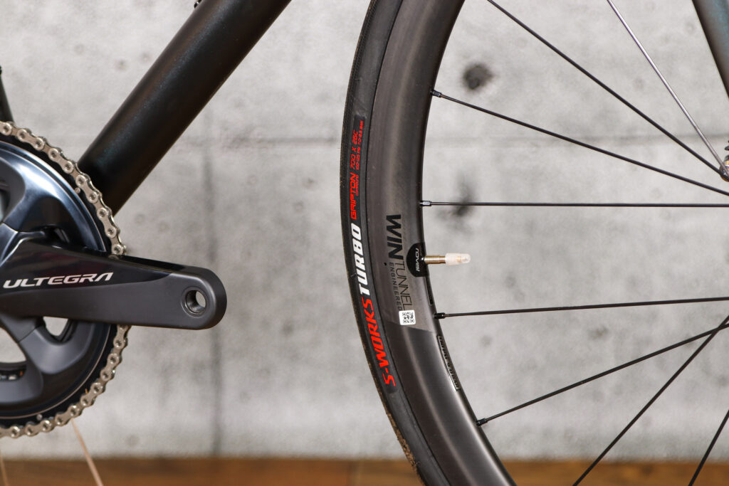 2021 Specialized Aethos Pro Ultegra Di2 – tyre and rim.jpg