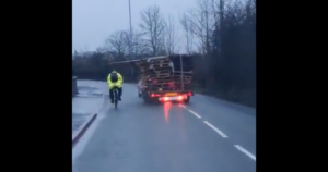 dangerous driver with wood plank hanging off van – screenshot via twitter.PNG