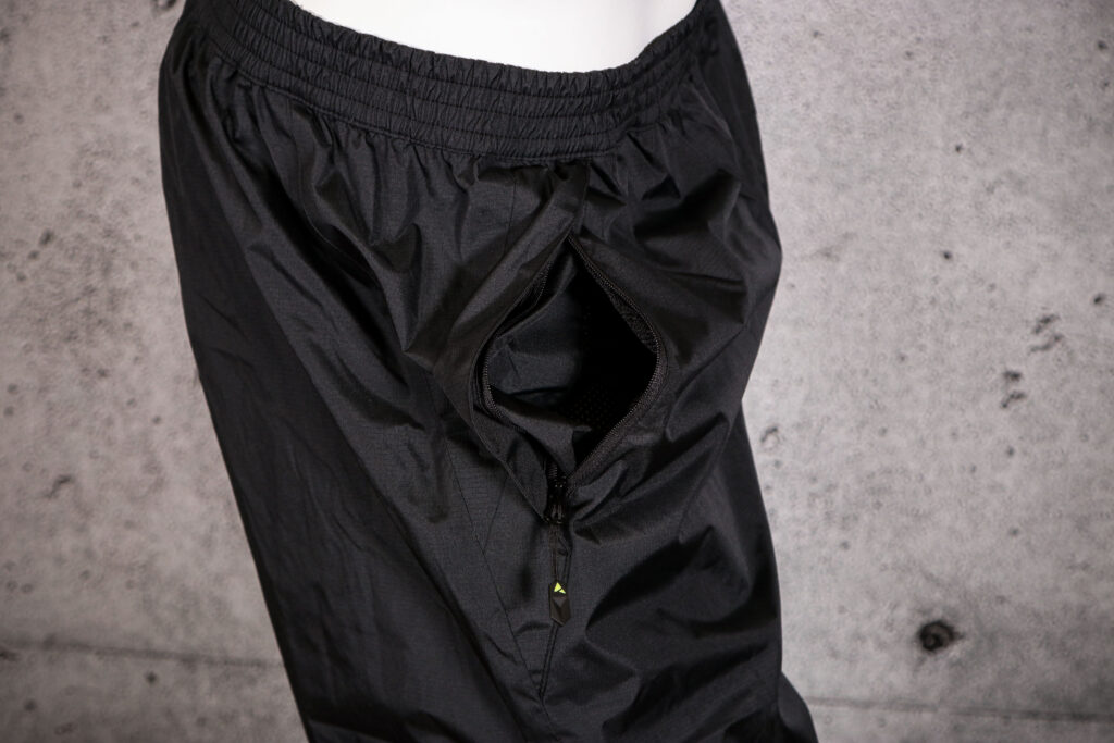 2021 Altura Nightvision Waterproof Overtrouser – zip pocket.jpg