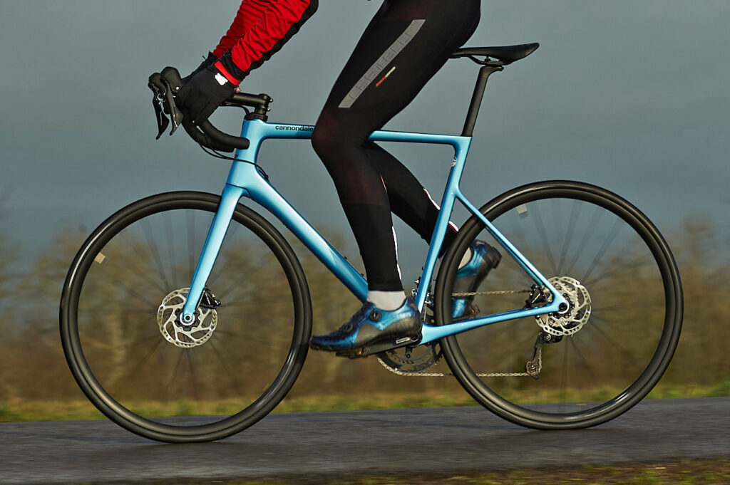 2021 Cannondale SuperSix Evo Carbon Disc 105 – riding 2.jpg