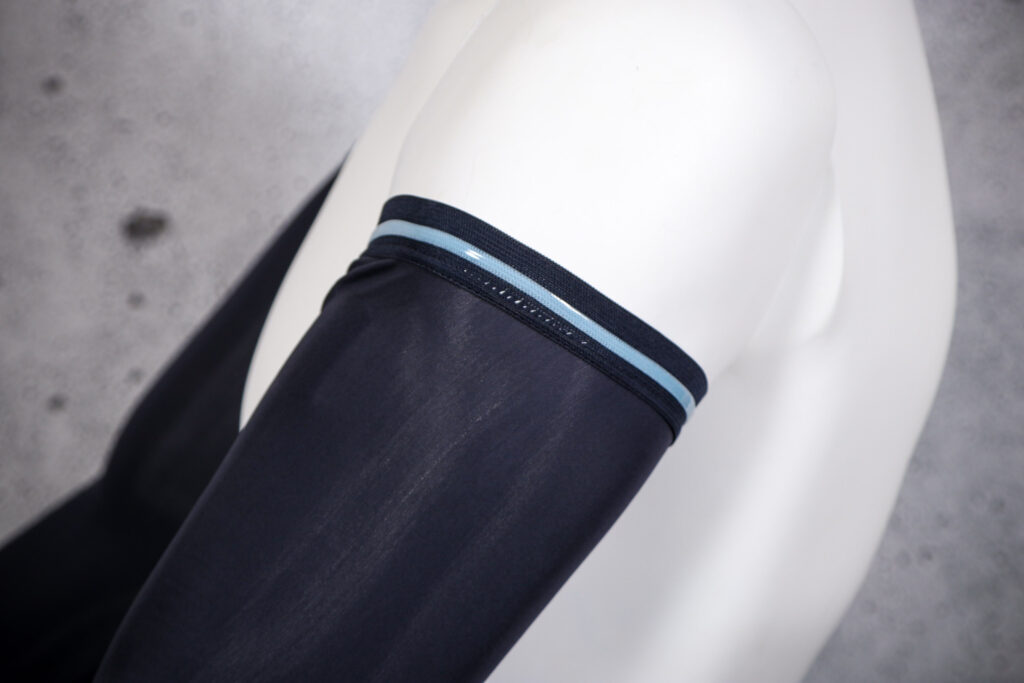 2021 Chapeau Arm Warmers Deep Ocean – top cuff.jpg