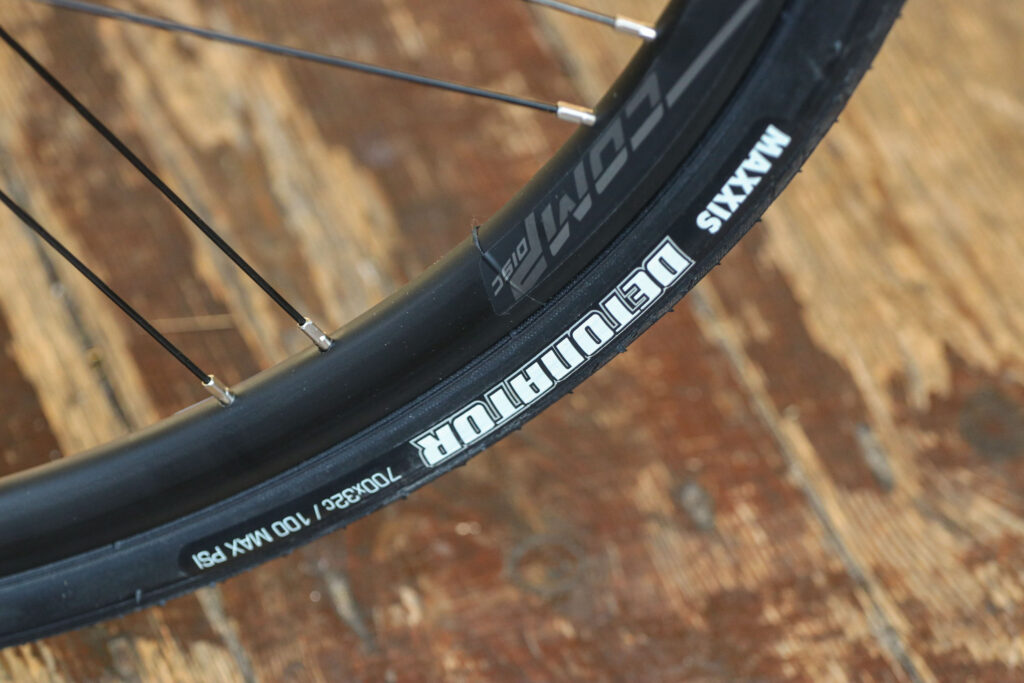 2021 Merida Speeder 200 – rim and tyre.jpg