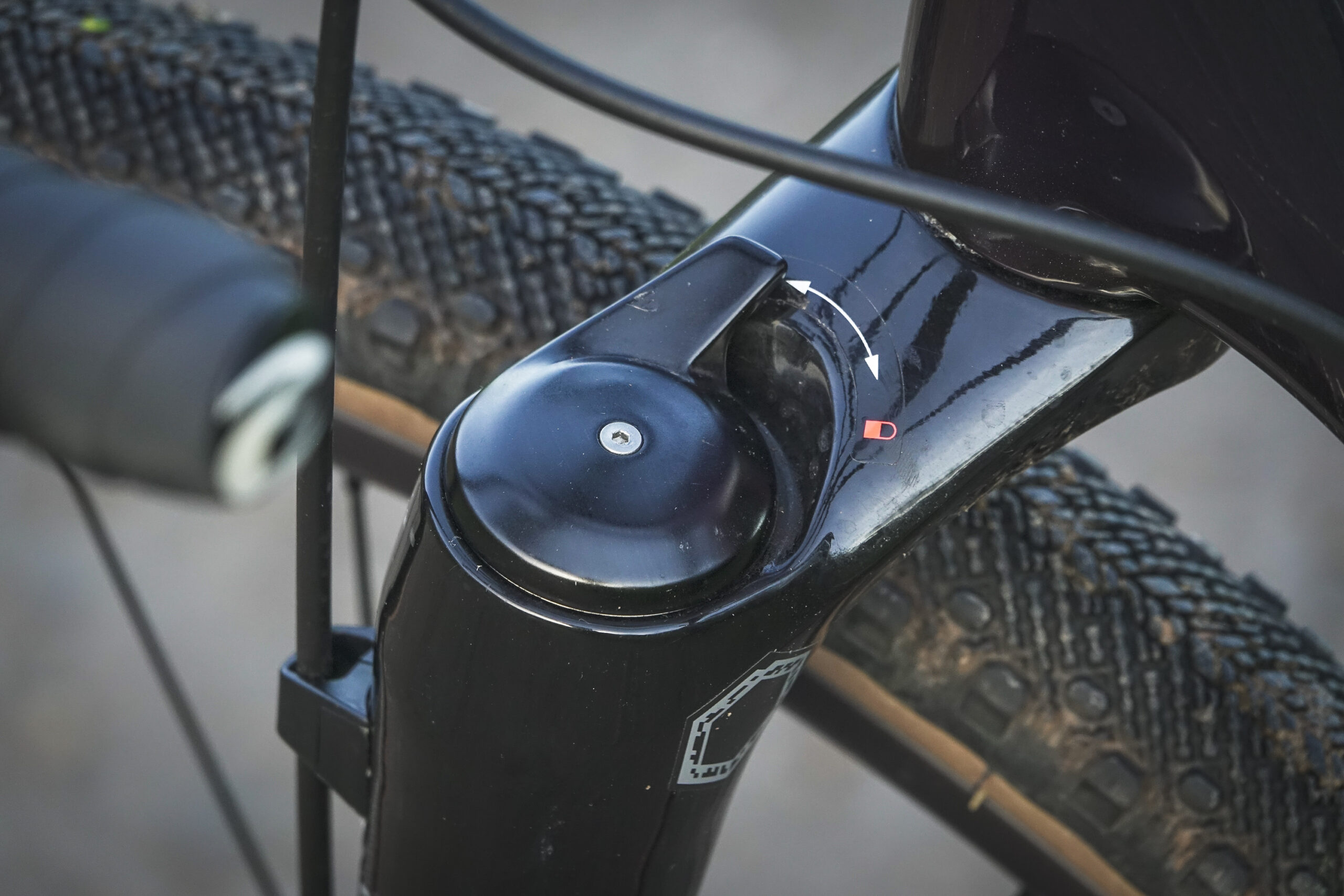2021 Cannondale Topstone Lefty 1 &ndash; lockout lever