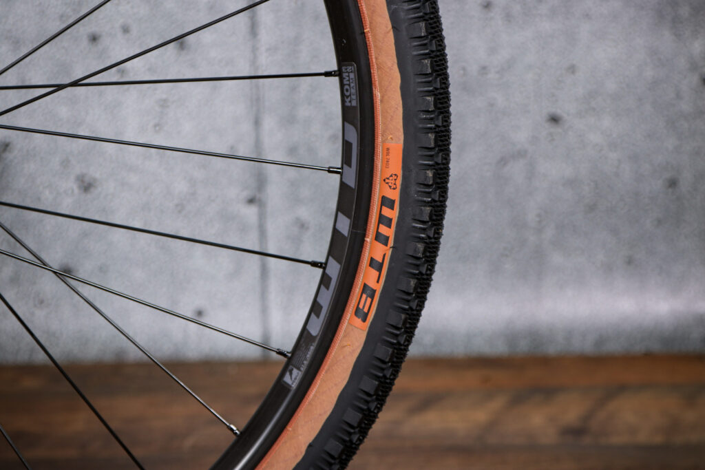 2021 Kona Rove LTD – rim and tyre.jpg