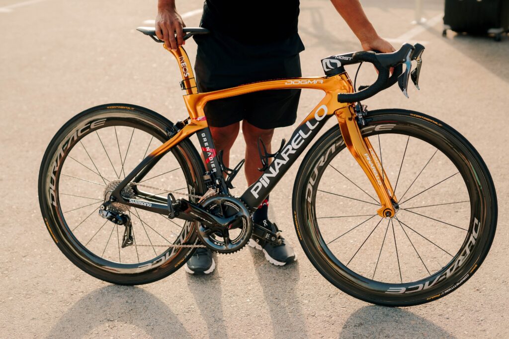 Carapaz Ineos Grenadiers Pinarello Dogma F Gold