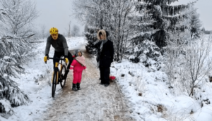 Belgian cyclist knees 5-year-old girl