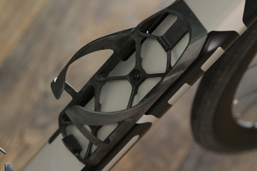 BMC TeamMachine SLR Two – bottle cage.jpg