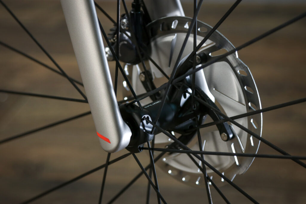BMC TeamMachine SLR Two – front hub.jpg
