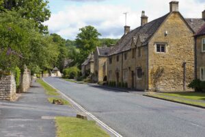 cotswold-village-street-808320_1920