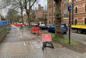 Oxford cycle lane Parks Road – via Oxfordshire Cycling on Twitter.PNG