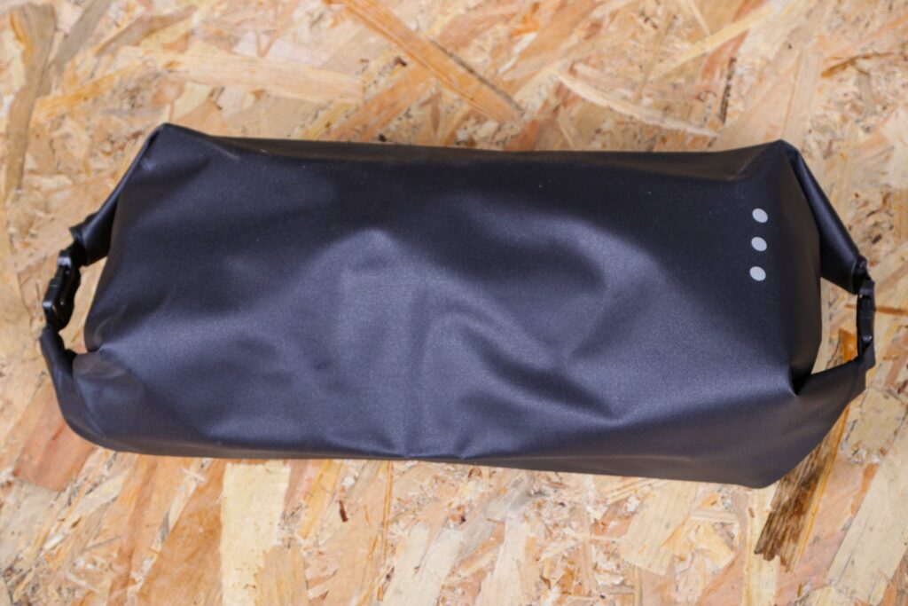 2021 Brooks Scape Handlebar Roll – roll bag.jpg