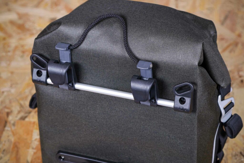 2021 Brooks Scape Pannier – clips detail 1.jpg