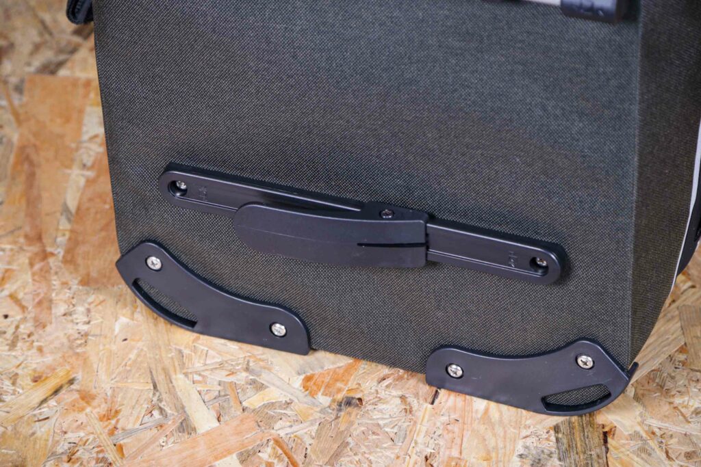 2021 Brooks Scape Pannier – clips detail 2.jpg