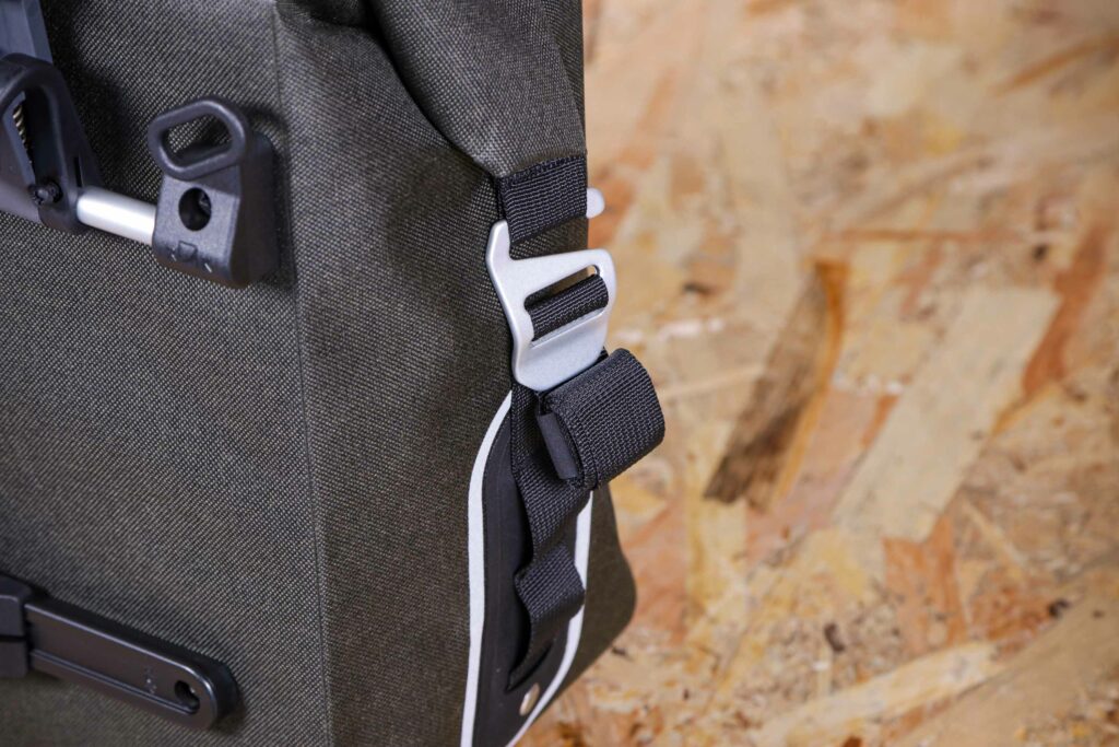 2021 Brooks Scape Pannier – strap 1.jpg