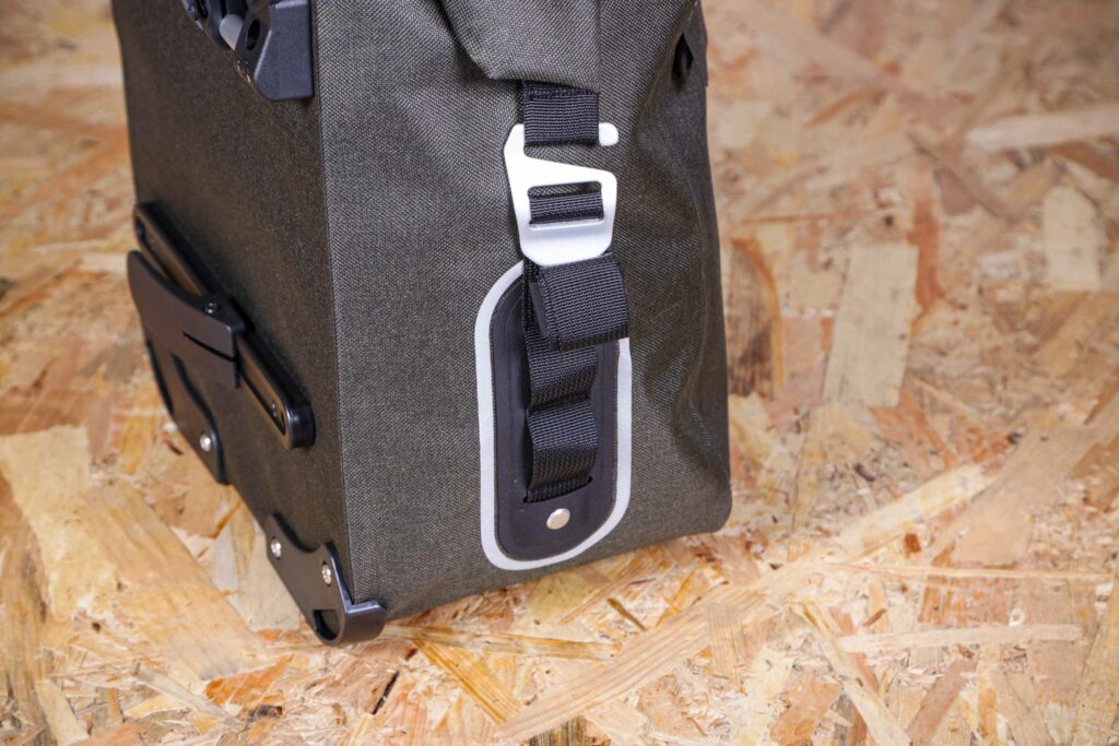 2021 Brooks Scape Pannier – strap 2.jpg