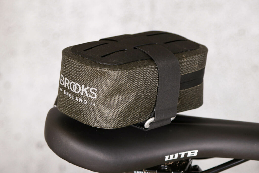 2021 Brooks Scape Saddle Pocket Bag 1.jpg