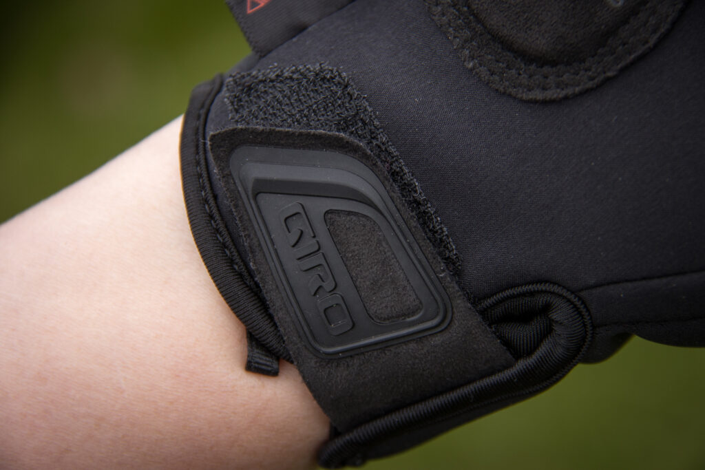 2021 Giro Candela 2 glove – cuff.jpg