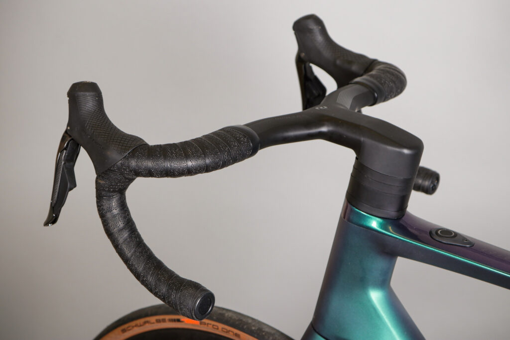 2021 Scott Addict eRide – bars 2.jpg