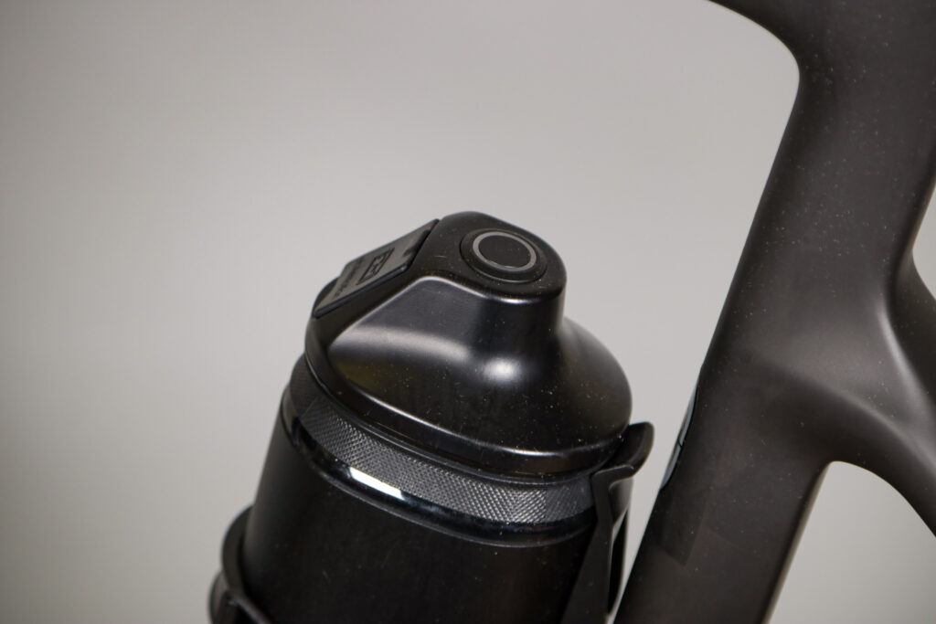 2021 Scott Addict eRide – battery button.jpg