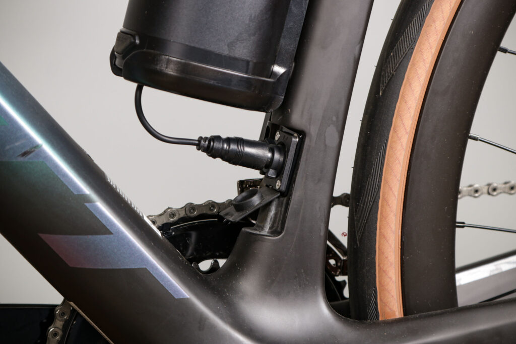 2021 Scott Addict eRide – battery plug.jpg