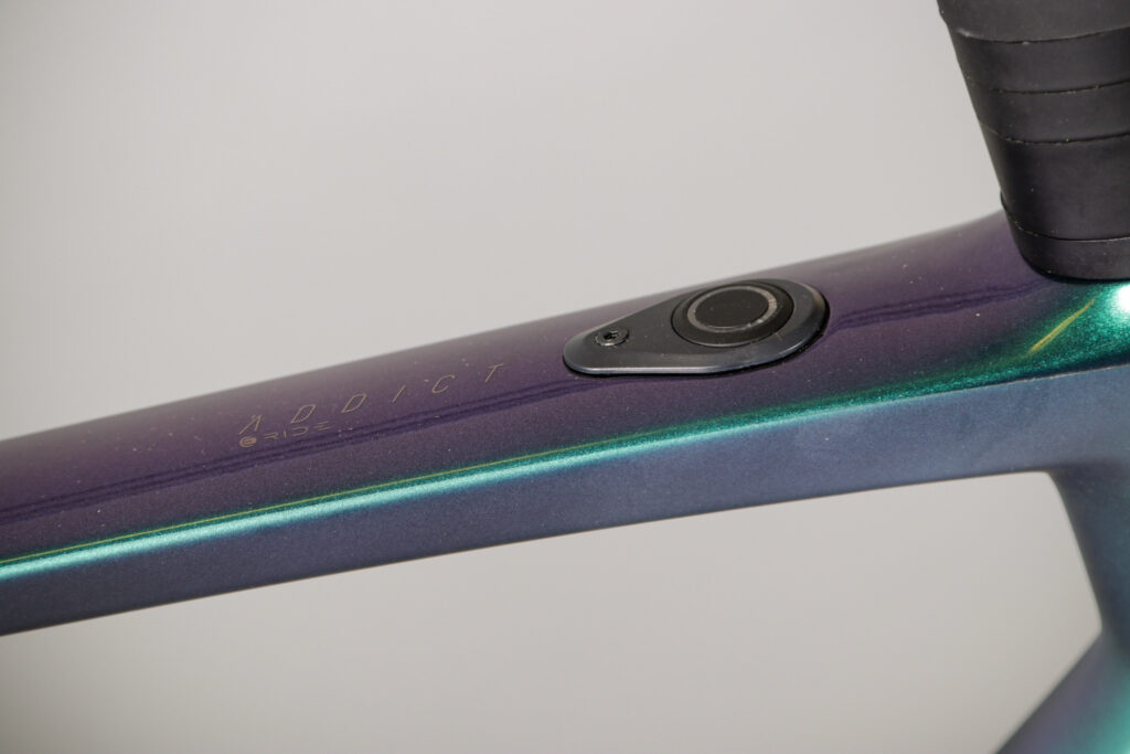 2021 Scott Addict eRide – top tube button.jpg