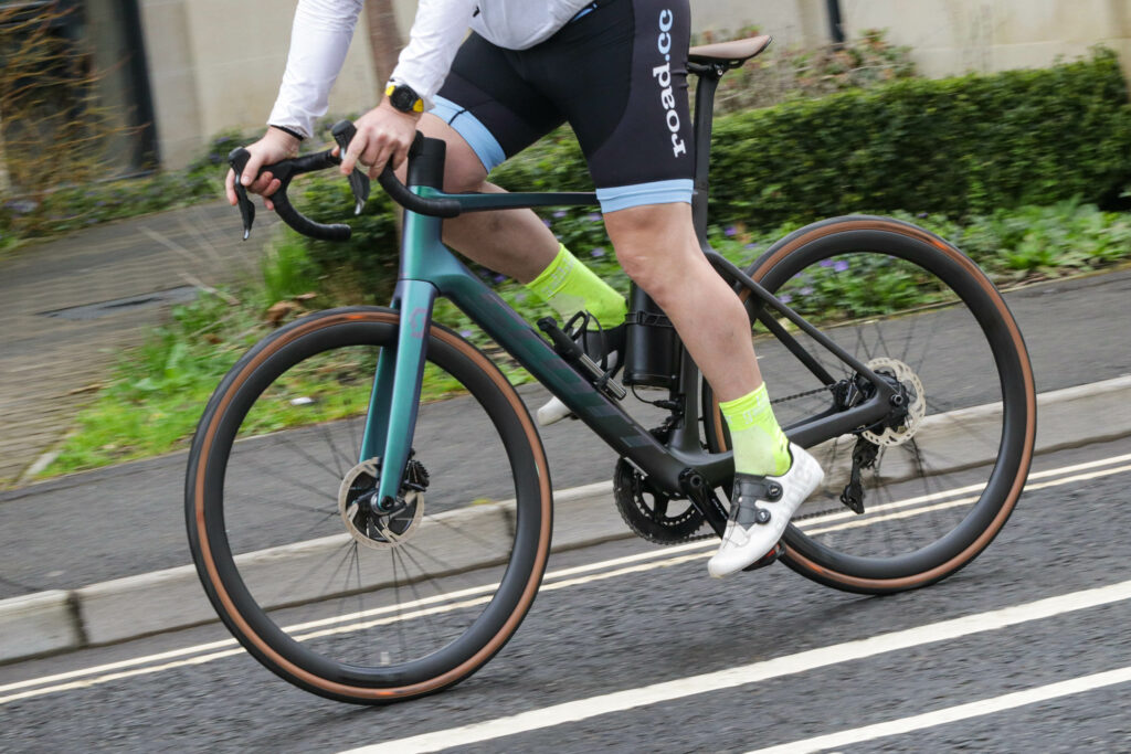 2021 Scott Addict eRoad – riding 4.jpg