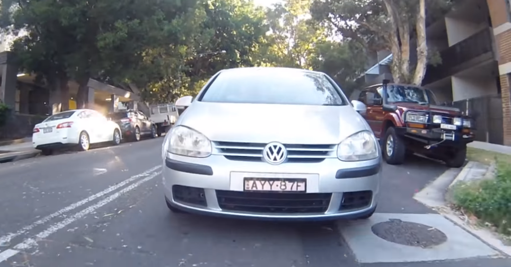 Driver throws coffee cup at Sydney cyclist.PNG