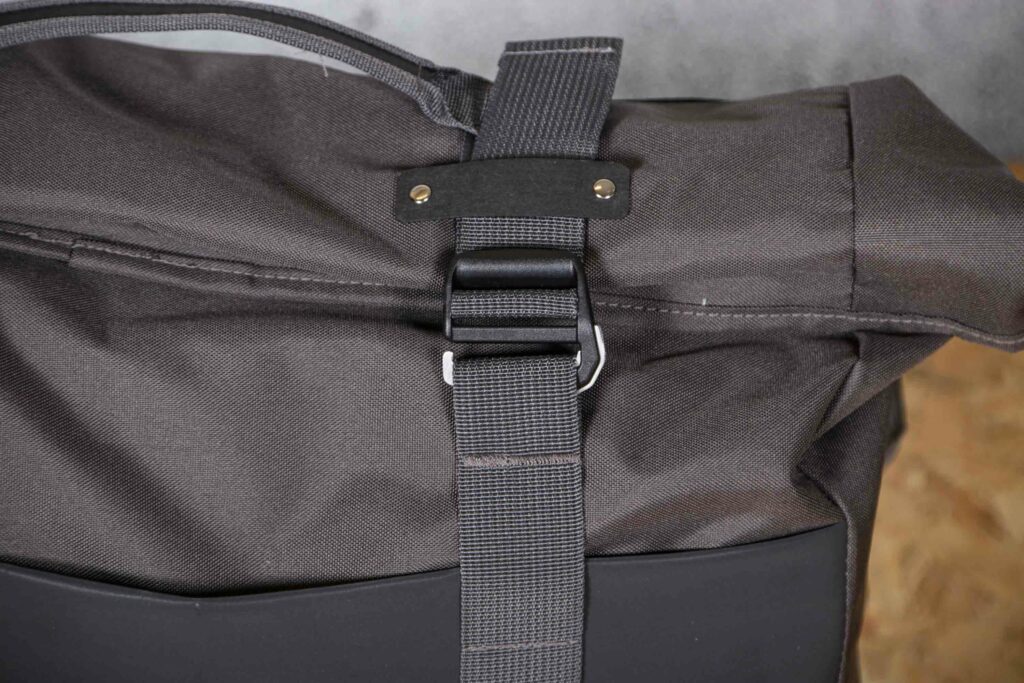 2021 Altura Grid Messenger Bag – hook detail.jpg