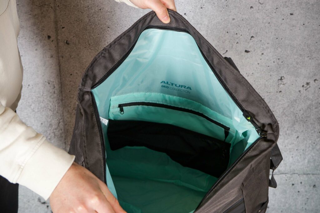 2021 Altura Grid Messenger Bag – inside.jpg
