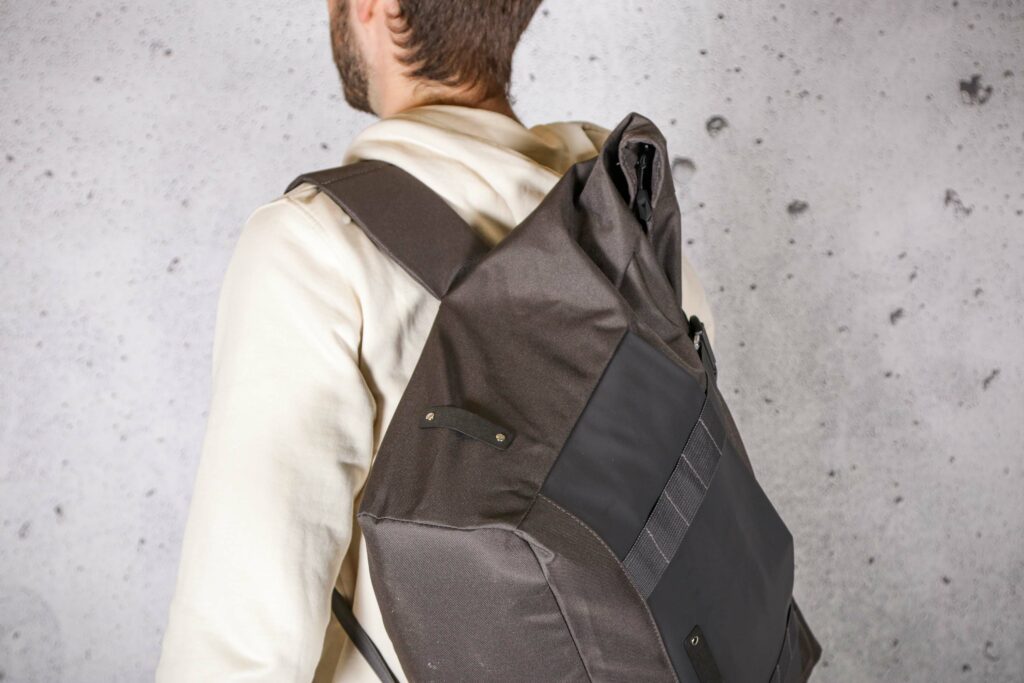 2021 Altura Grid Messenger Bag – side.jpg