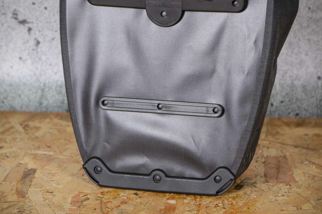 2021 Altura Thunderstorm City Pannier – rack mount 2.jpg