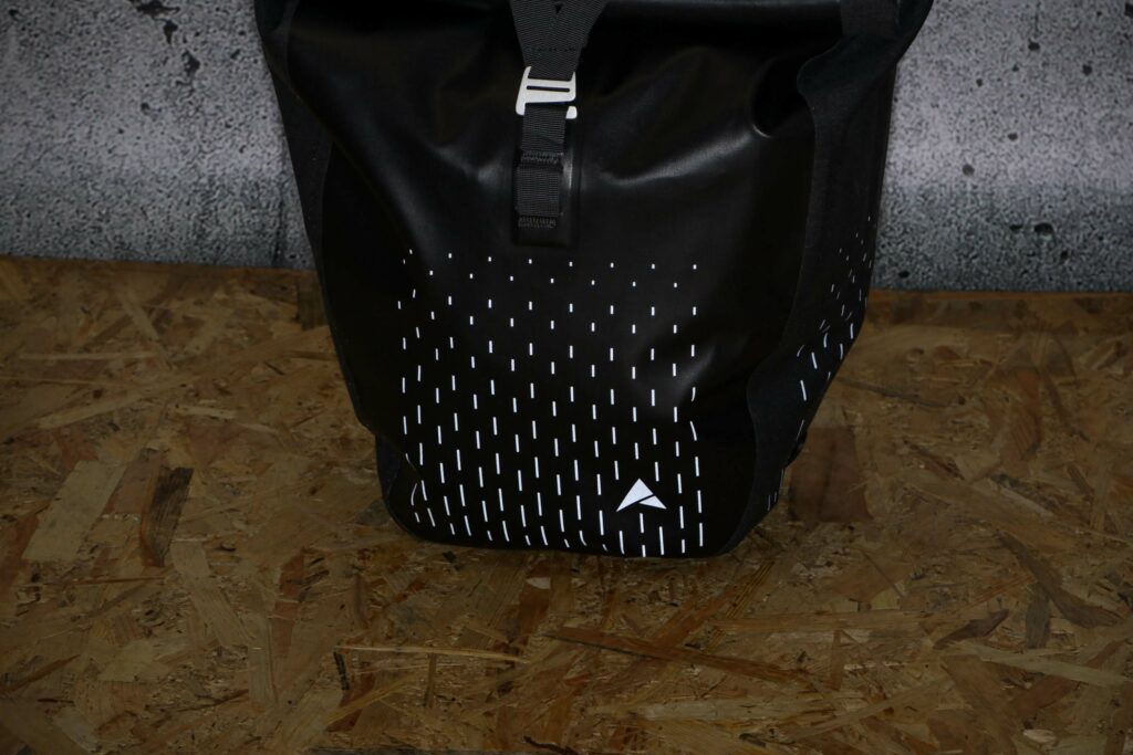 2021 Altura Thunderstorm City Pannier – reflective.jpg