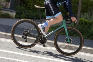2021 Scott Foil 10 - riding 1.jpg