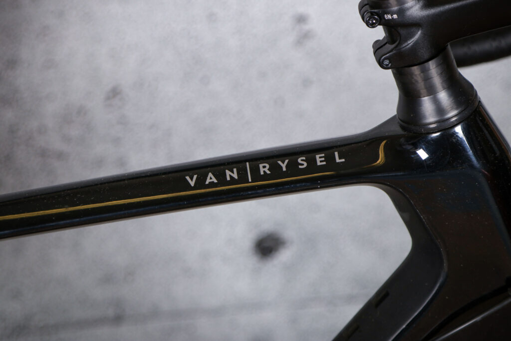 2021 Van Rysel EDR CF 105 Disc Road – top tube.jpg