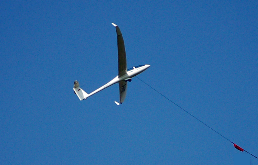 Glider being winch launched (licensed CC BY-SA 3.0 by Huhu Uet on Wikimedia Commons).PNG