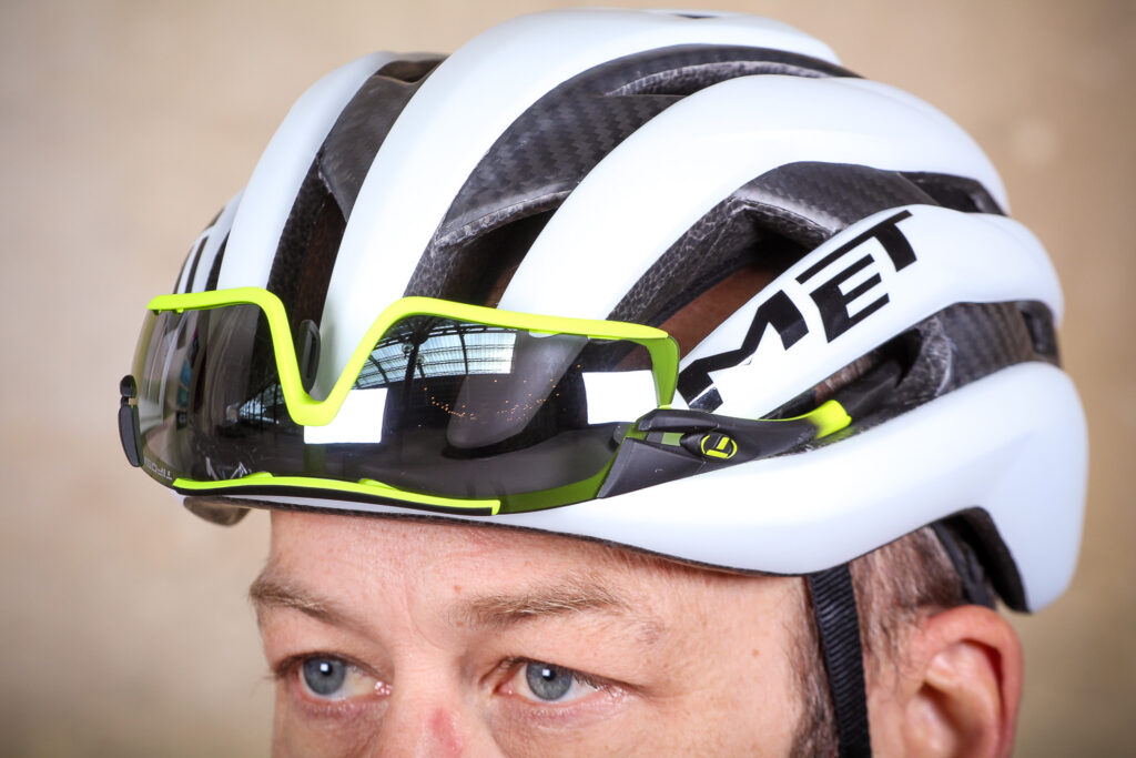 MET Trenta 3K Carbon  cycling helmet &ndash; glasses