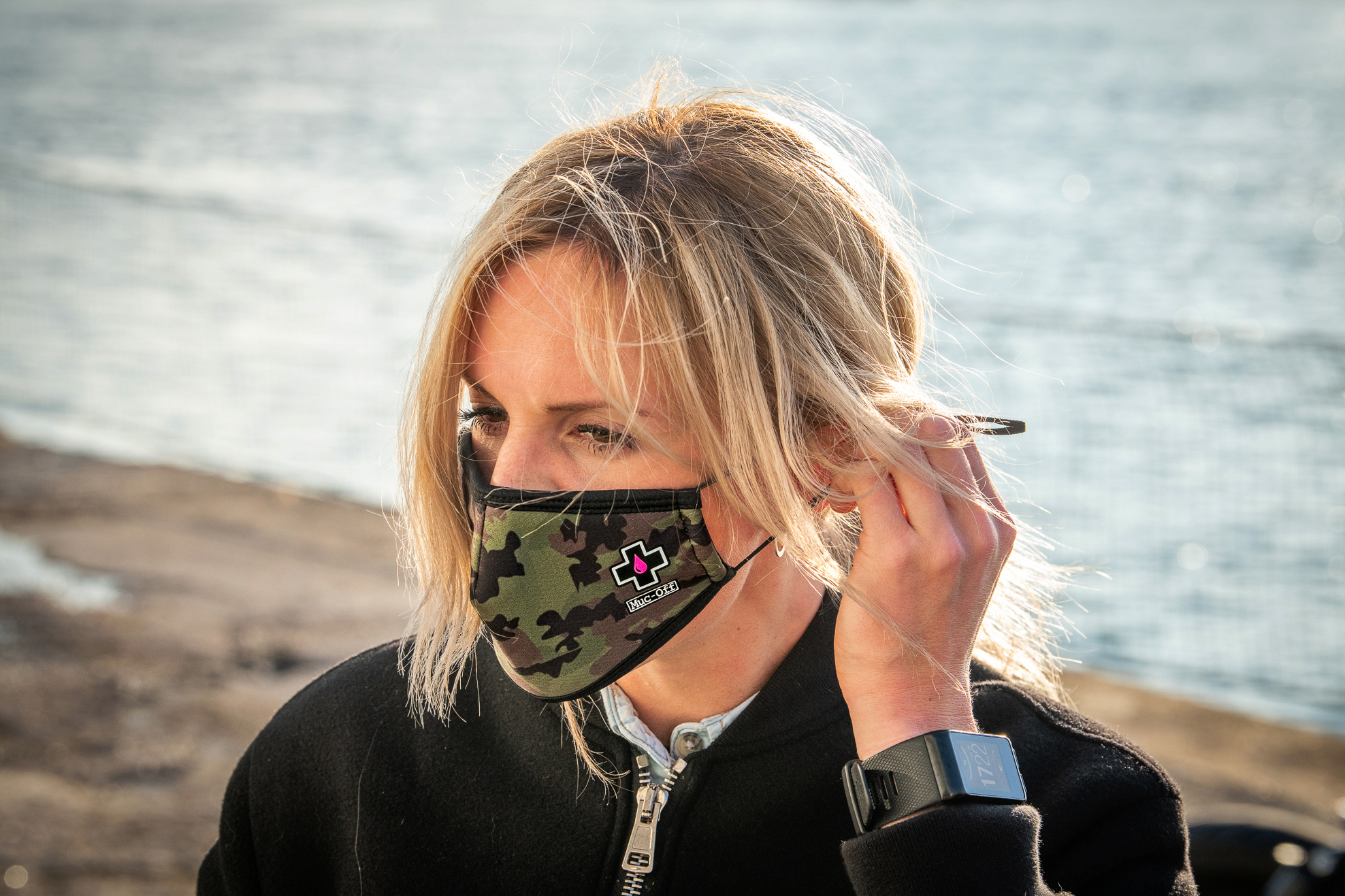 muc-off camo facemask