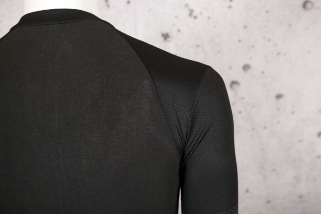 2021 Altura Endurance Men’s Short Sleeve Jersey – shoulder.jpg
