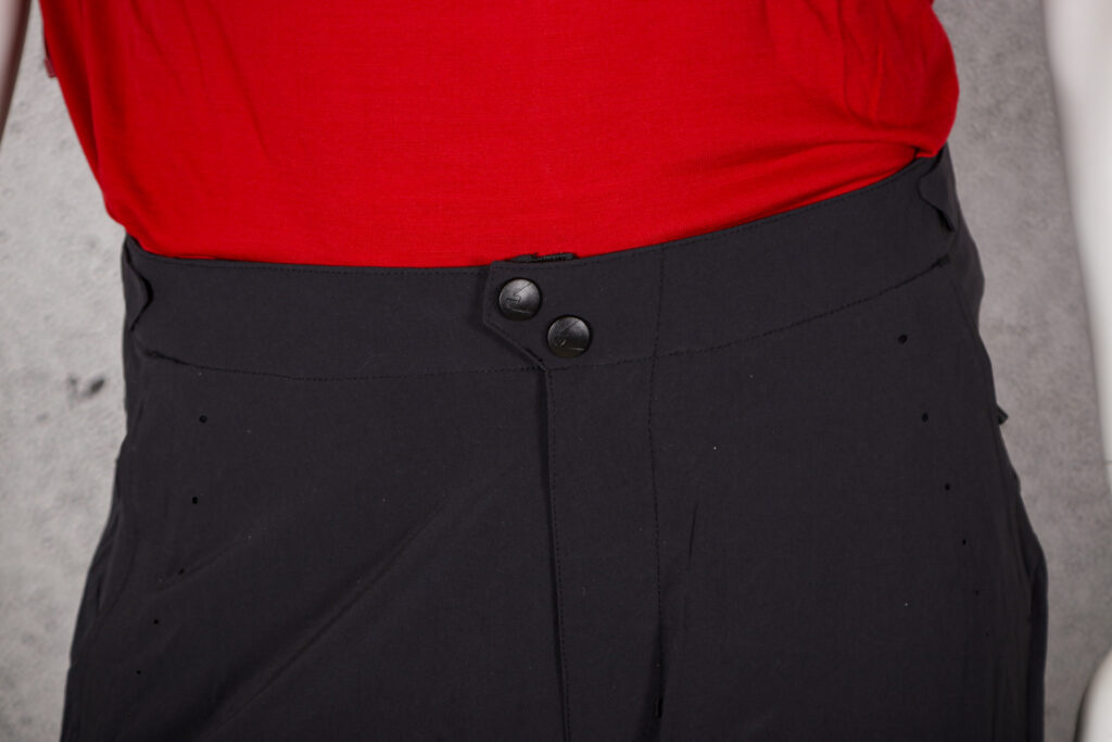 2021 Endura GV500 Foyle Shorts – waist.jpg