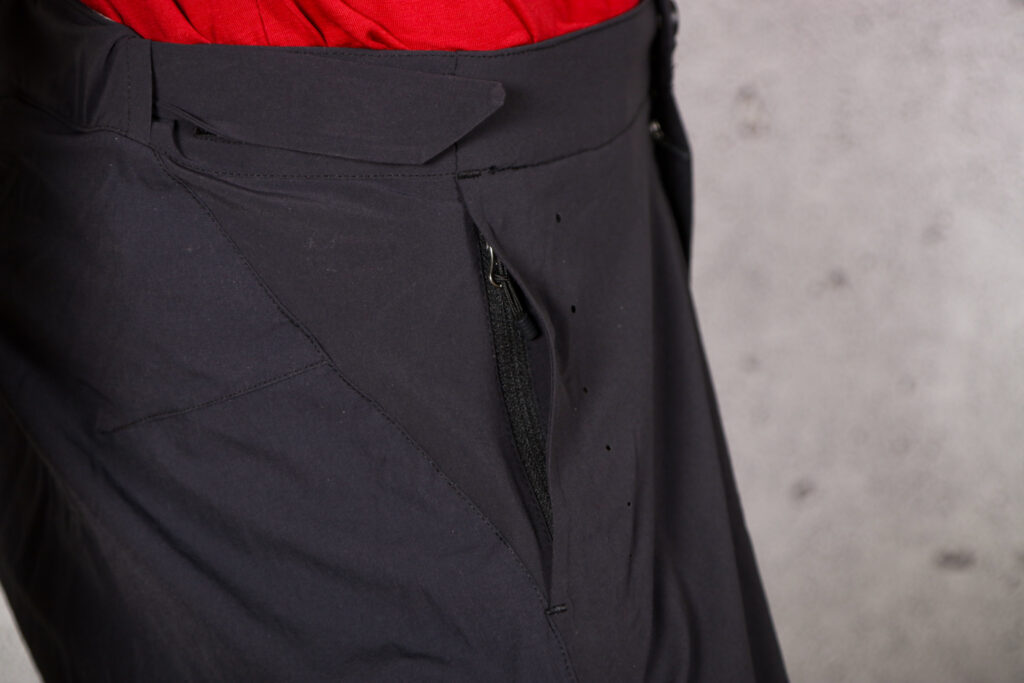 2021 Endura GV500 Foyle Shorts – zipped pocket.jpg